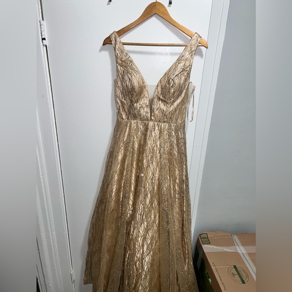 Gold color size fit 2-4 - Picture 1 of 3